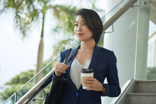 Asiática Joven Empresaria Sosteniendo Taza Café Desechable Caminando Por Las —  Fotos de Stock