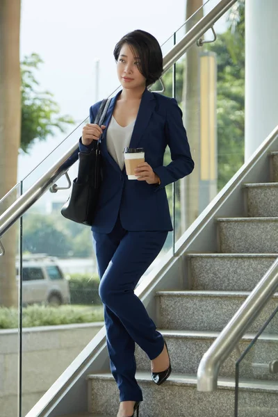 Молодая Азиатская Бизнесвумен Держит Чашку Кофе Спускается Лестнице Современного Офиса — стоковое фото