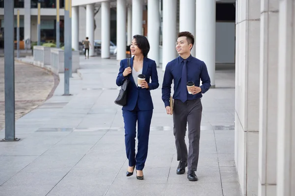 Asiatique Jeunes Partenaires Affaires Marche Dans Ville Ensemble Parler Boire — Photo