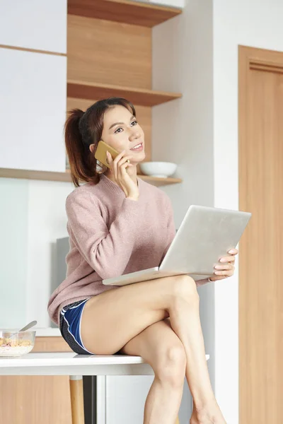 Asiatique Jeune Femme Assise Sur Table Avec Ordinateur Portable Sur — Photo