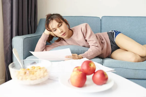 Mujer Joven Acostada Sofá Leyendo Documento Mano Antes Del Desayuno — Foto de Stock