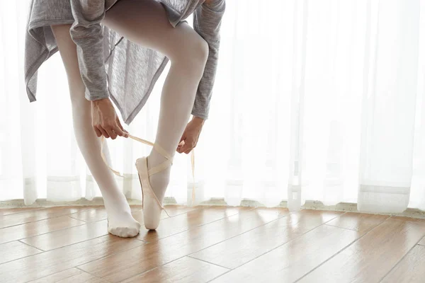 Primer Plano Bailarina Pie Usando Zapatos Pointes Antes Bailar Salón — Foto de Stock