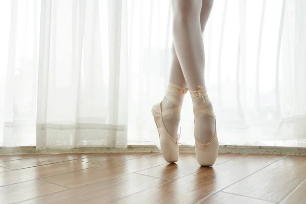 Närbild Graciösa Balettdansare Stående Pointe Skor Trägolv Träning Balett Klass — Stockfoto