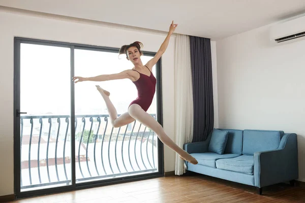 Asiática Elegante Bailarina Ballet Saltando Sola Posando Cámara Mientras Baila — Foto de Stock