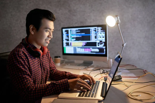 Jovem Programador Vietnamita Alegre Trabalhando Laptop Escritório Tarde Noite — Fotografia de Stock