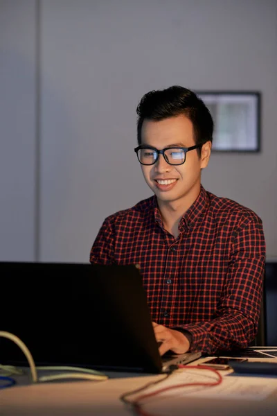 积极微笑的网页设计师在笔记本电脑上工作的肖像 — 图库照片