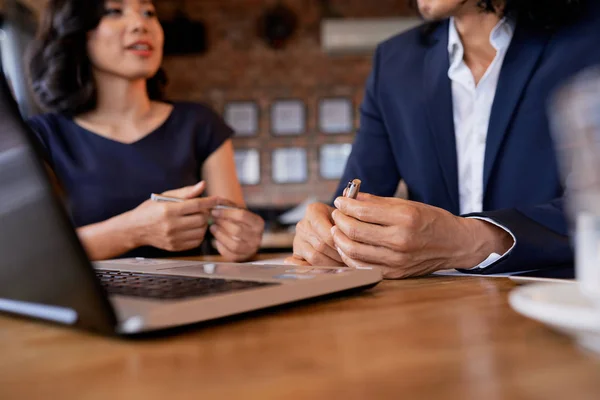 Abgeschnittenes Bild Von Unternehmern Die Cafétisch Sitzen Und Pläne Und — Stockfoto