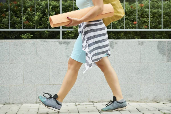 Cropped Image Young Sporty Woman Yoga Mat Walking Street — Stock Photo, Image