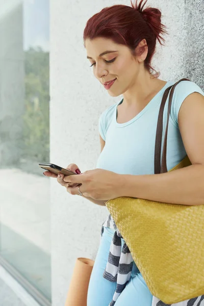 Retrato Jovem Mulher Positiva Usando Aplicativo Móvel Seu Smartphone Quando — Fotografia de Stock