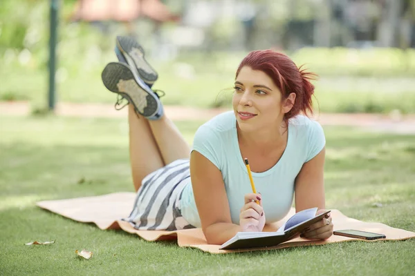 Beautiful Contemplating Young Woman Resting Park Filling Her Bullet Journal — Stock Photo, Image