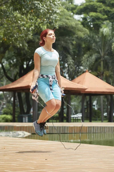 Giovane Donna Sportiva Che Salta Con Corda Salto Nel Parco — Foto Stock