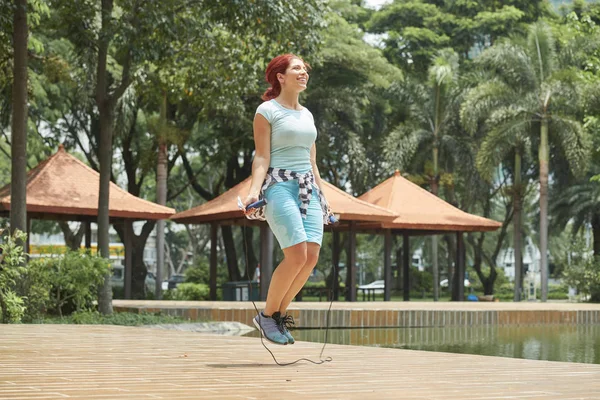 Jovem Bonita Feliz Pulando Com Corda Parque Para Aquecer Antes — Fotografia de Stock