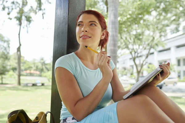 Portrait Jeune Femme Réfléchissant Sur Des Idées Pour Son Blog — Photo