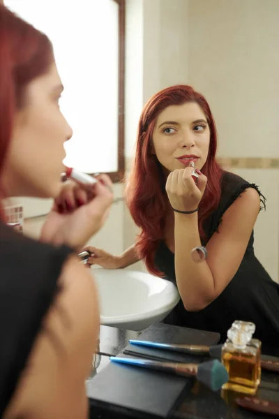 Wanita Muda Cantik Menerapkan Lipstik Merah Ketika Bersiap Siap Untuk — Stok Foto