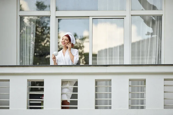 Досить Щаслива Жінка Ванній Стоячи Балконі Своєї Готельної Кімнати Розмовляючи — стокове фото
