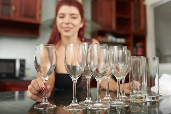 Ung Kvinna Rengöring Glasögon Och Flöjter Hennes Kök — Stockfoto