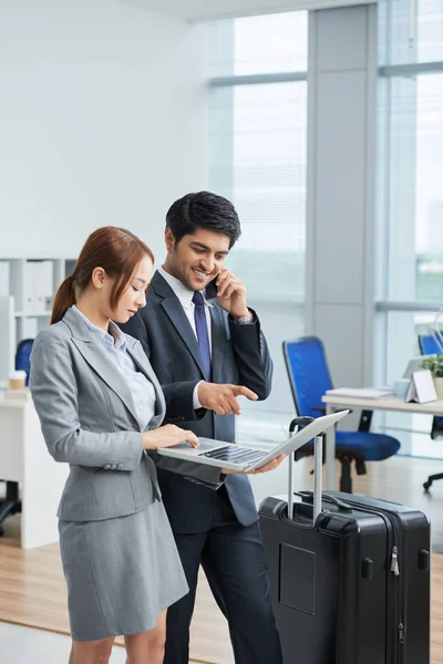 Hombre Negocios Indio Sonriente Hablando Por Teléfono Móvil Pidiendo Secretaria — Foto de Stock