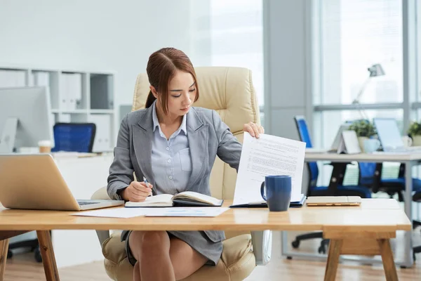 Asiática Joven Empresaria Sentada Lugar Trabajo Examinando Algunos Documentos Mientras — Foto de Stock