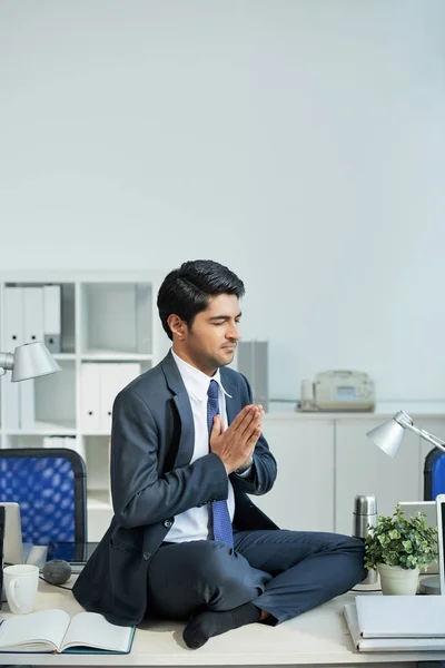 Homme Affaires Indien Assis Position Lotus Les Yeux Fermés Sur — Photo