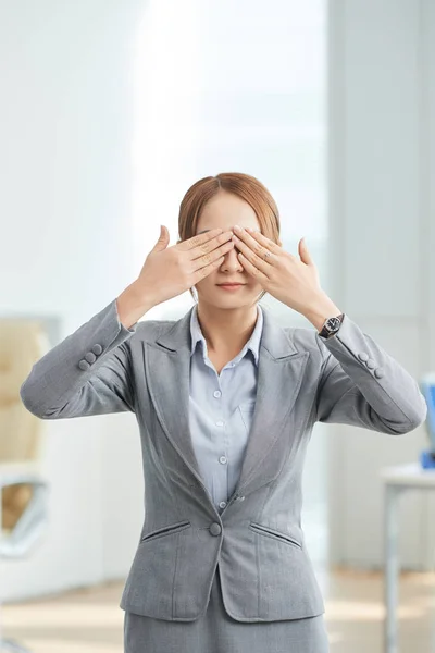 Porträt Einer Jungen Geschäftsfrau Die Formeller Kleidung Steht Und Büro — Stockfoto