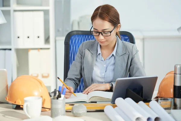 Ingeniera Seria Anteojos Trabajando Lugar Trabajo Entre Planos Planificando Nuevo — Foto de Stock