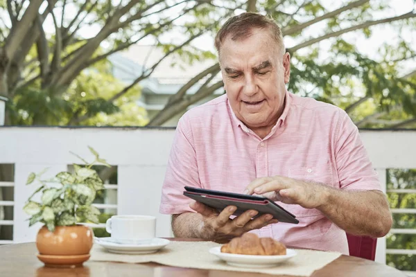 Excitar Anciano Con Taza Café Croissant Mesa Utilizando Nueva Aplicación —  Fotos de Stock