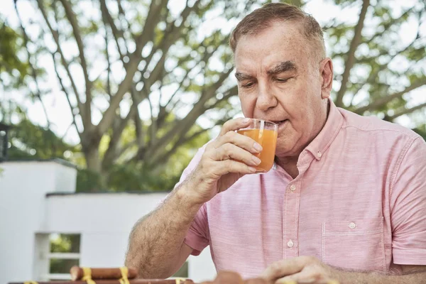 Retrato Homem Sênior Bebendo Copo Suco Laranja Delicioso Pela Manhã — Fotografia de Stock