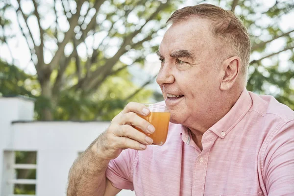 Allegro Uomo Anziano Che Gode Bicchiere Succo Frutta Rinfrescante Giorno — Foto Stock
