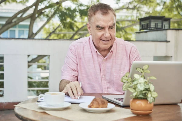 Portrét Staršího Muže Který Kávu Croissant Kavárně Při Sledování Online — Stock fotografie