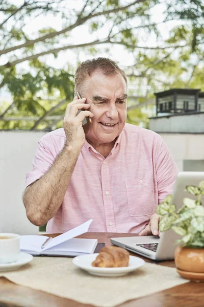 Lächelnder Senior Geschäftsmann Sitzt Mit Laptop Und Planer Cafétisch Und — Stockfoto