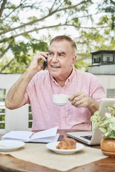 Veselý Starší Muž Který Užívá Ranní Šálek Kávy Mluví Telefonicky — Stock fotografie