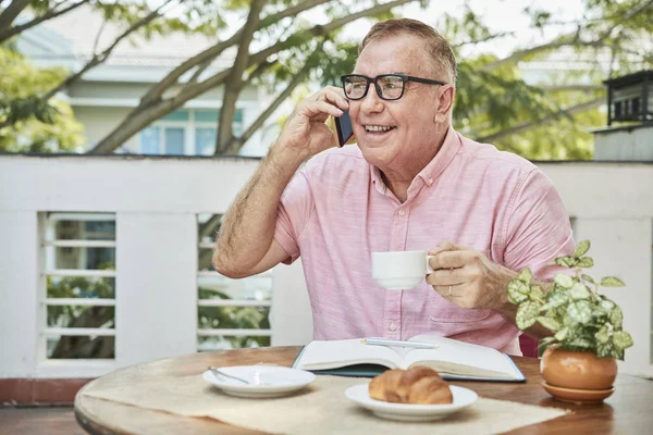 Retrato Homem Idoso Feliz Bebendo Café Manhã Café Falando Telefone — Fotografia de Stock