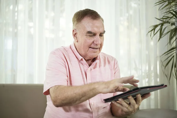 Hombre Mayor Positivo Aprender Utilizar Aplicación Computadora Tableta —  Fotos de Stock
