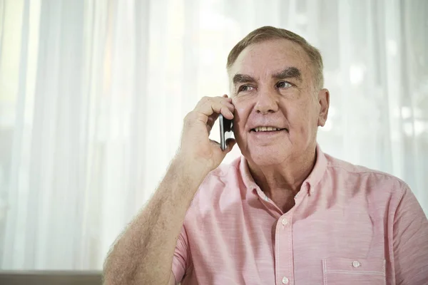 Velho Caucasiano Alegre Falando Telefone Casa — Fotografia de Stock