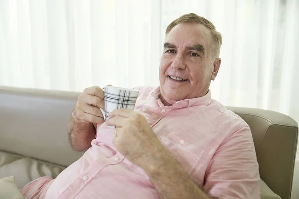 Retrato Hombre Mayor Feliz Con Taza Descansando Cómodo Sofá Casa —  Fotos de Stock