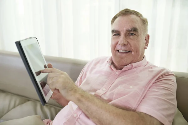 Evde Kanepede Dinlenen Dijital Tablette Kitap Makaleler Okuyan Pozitif Yaşlı — Stok fotoğraf