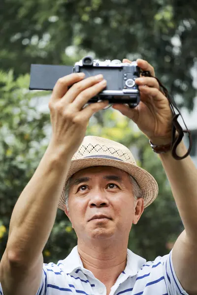 Asiático Senior Hombre Sombrero Haciendo Selfie Retrato Digital Cámara Contra — Foto de Stock