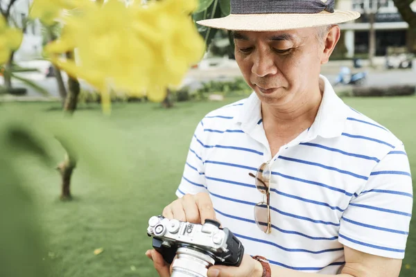 Asiático Senior Profesional Ropa Casual Sombrero Pie Aire Libre Mirando — Foto de Stock