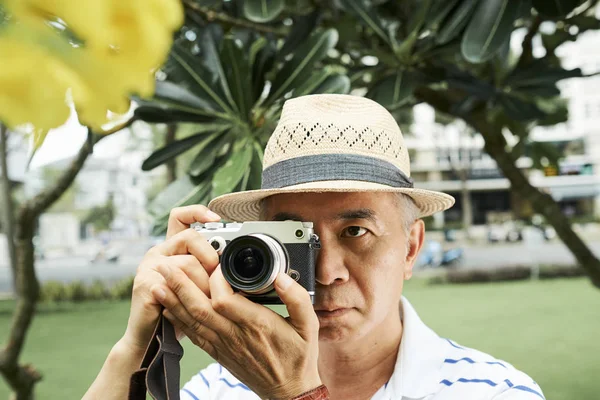 Ásia Homem Chapéu Concentrando Seu Trabalho Ele Fotografar Verde Plantas — Fotografia de Stock