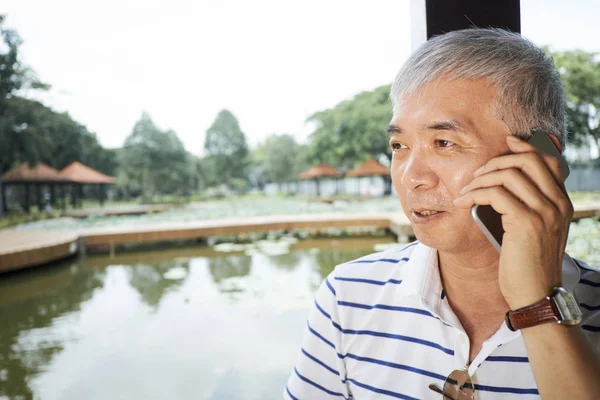 Asian Senior Man Talking Mobile Phone While Spending Time Park — Stock Photo, Image