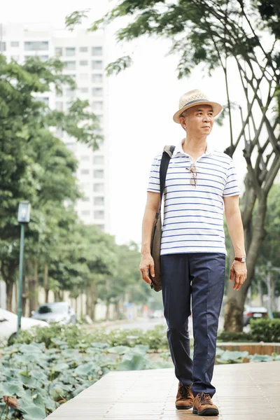 Asiático Homem Sênior Vestindo Roupas Casuais Chapéu Andando Cidade Apreciando — Fotografia de Stock