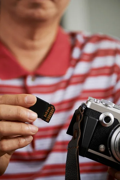 Close Fotógrafo Preparando Sua Câmera Fotográfica Para Tiroteio Ele Usando — Fotografia de Stock