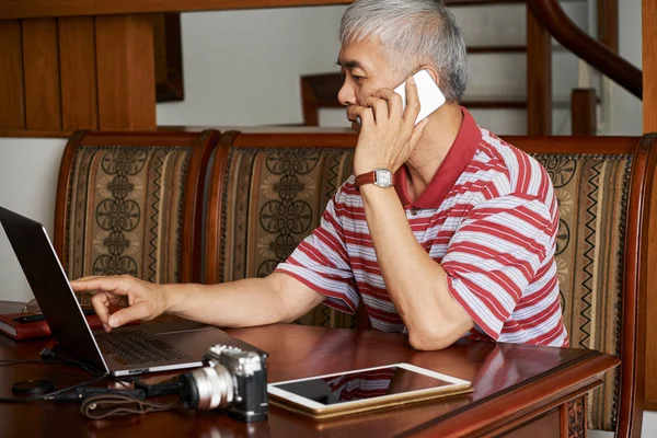 Aziatische Volwassen Fotograaf Zittend Aan Tafel Wijzend Laptop Monitor Bespreken — Stockfoto