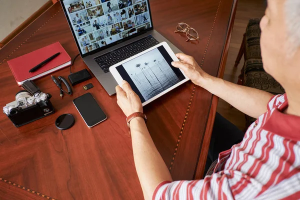 Homem Sênior Trabalhando Como Fotógrafo Mesa Usando Computador Portátil Com — Fotografia de Stock