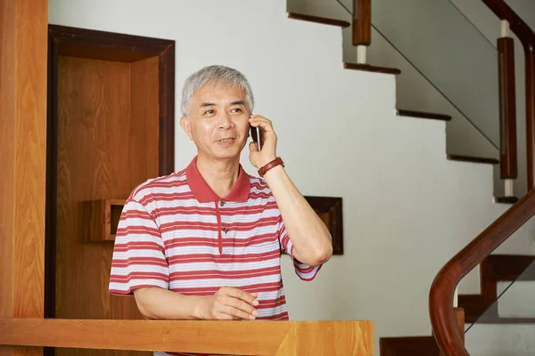 Asiático Senior Hombre Camisa Pie Moderno Casa Tiene Una Conversación —  Fotos de Stock
