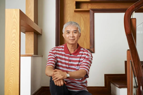 Modern Evinin Merdivenlerinde Oturan Kameraya Bakan Asyalı Üst Düzey Bir — Stok fotoğraf