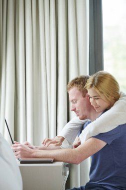 Genç çift tatil için otel online rezervasyon