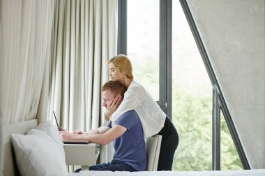 Güzel genç kadın arkasından onu programlama kocası sarılma