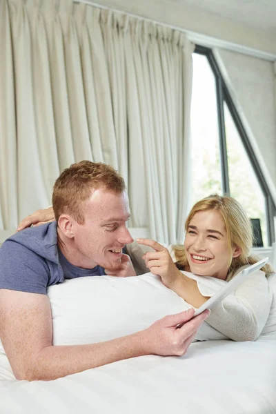 俏皮的年轻混血夫妇在床上玩得开心 — 图库照片