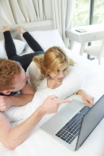 Positivo Jovem Casal Descansando Cama Assistindo Filmes Engraçados Tela Laptop — Fotografia de Stock